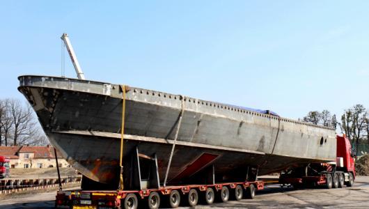 Transport łodzi morskiej